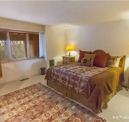 Camino Chaco In 1200 East Three-bedroom Holiday